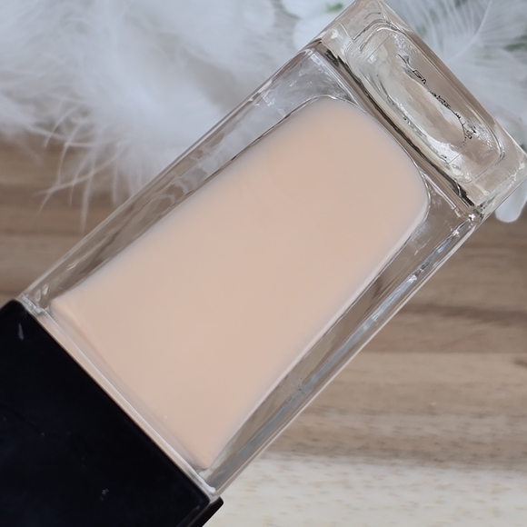 Givenchy Prisme Libre Skin-Caring Glow Foundation Full Size Shade 2-W110 Luxury - Picture 15 of 16